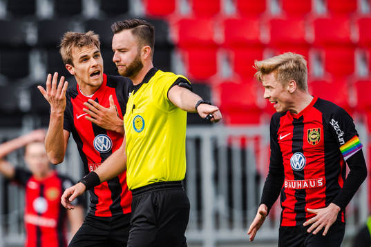Brommapojkarnas Gustav Sandberg Magnusson reagerar på