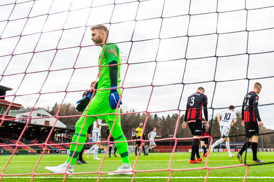 Brommapojkarnas målvakt Rasmus Emanuelsson deppar
