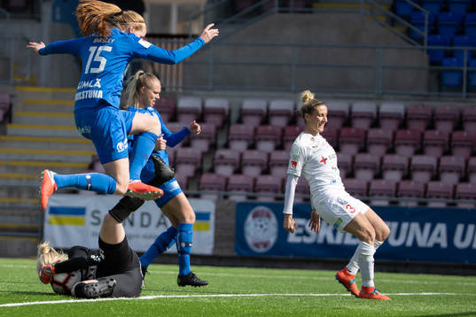 Eskilstunas målvakt Emelie Lundberg plockar bollen och