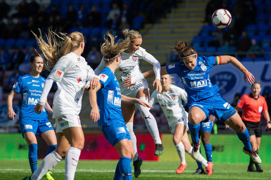 Rosengårds Sanne Troelsgaard nickar mot mål