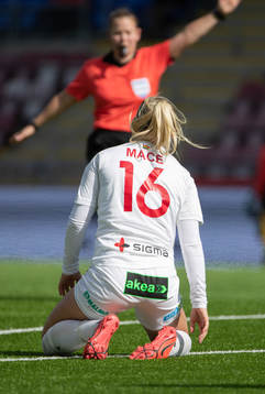 Domare Laura Rapp blåser frispark för Rosengårds Hailie