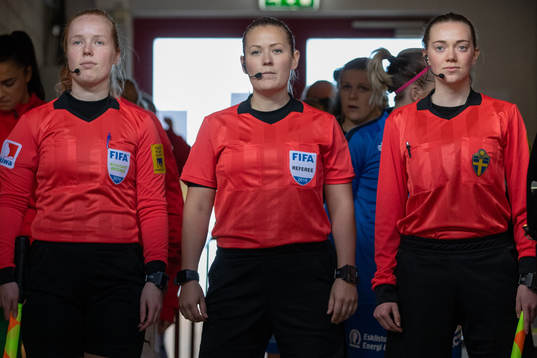 Domarna i matchen med huvuddomare Laura Rapp i mitten innan