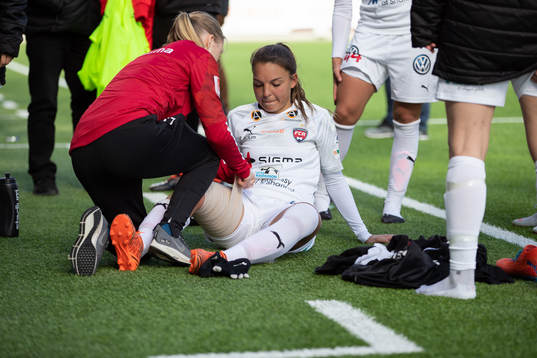 Rosengårds Johanna Rytting Kaneryd tas om hand