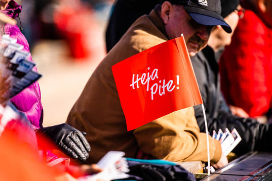 Supportrar och en "Heja Pite"-flagga