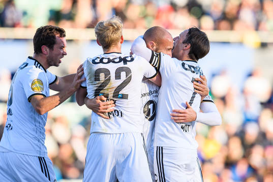 Tore Reginiussen celebrates with Even Hovland, Gjermund