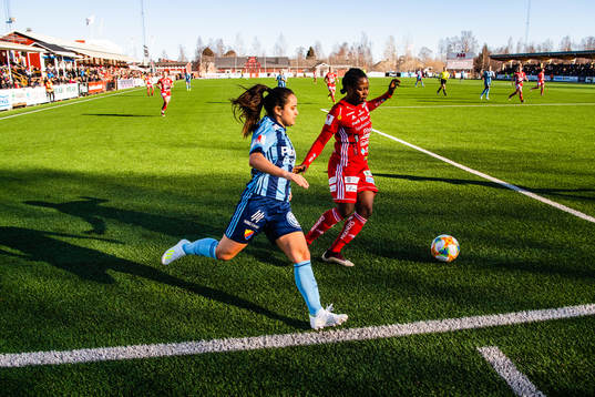 Djurgårdens Malin Diaz Pettersson och Piteås Faith Ikidi