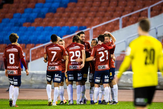 Örgrytes Alexander Bernhardsson jublar med lagkamrater