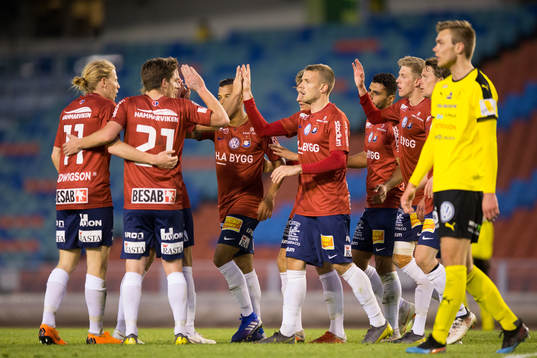 Örgrytes Gustav Ludwigson jublar med lagkamrater