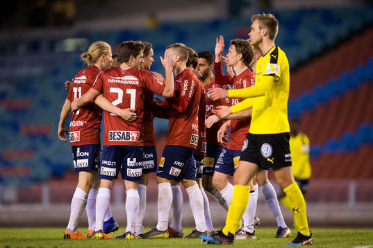 Örgrytes Gustav Ludwigson jublar med lagkamrater