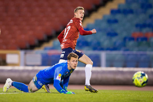 Örgrytes Alexander Bernhardsson skjuter 1-0 bakom Frejs