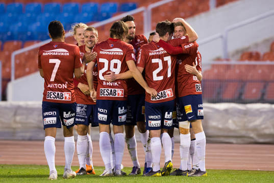 Örgrytes Alexander Bernhardsson jublar med lagkamrater