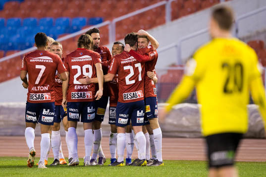 Örgrytes Alexander Bernhardsson jublar med lagkamrater