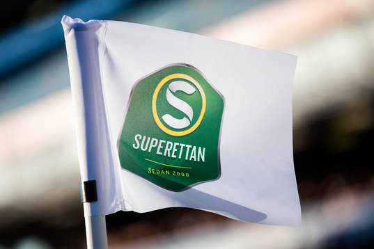 En hörnflagga med Superettan logo på