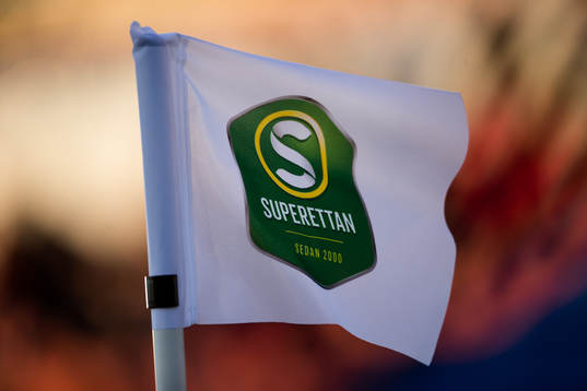 En hörnflagga med Superettan logo på