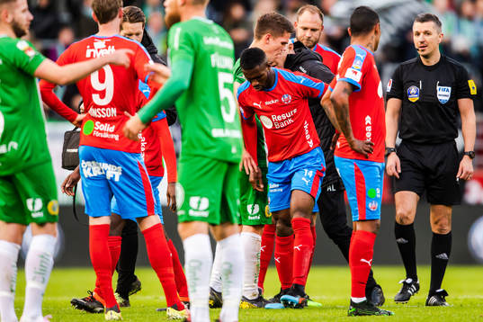 Helsingborgs Mohammed Abubakari får hjälp av planen