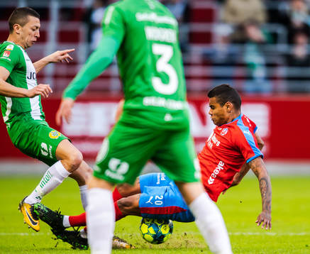 Hammarbys Nikola Djurdjic blir tacklar av Helsingborgs