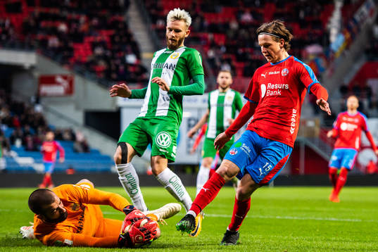 Helsingborgs Max Svensson mot Hammarbys målvakt Gianluca