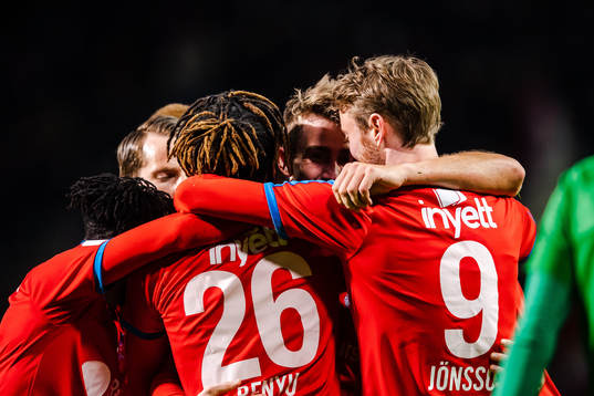 Helsingborgs Adam Eriksson jublar med lagkamrater