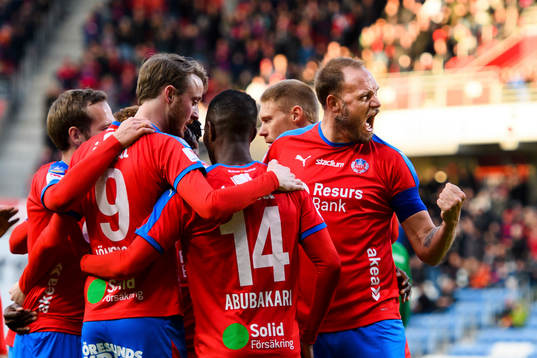 Helsingborgs spelare med Andreas Granqvist (th) jublar