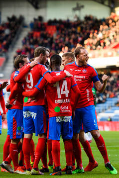 Helsingborgs spelare med Andreas Granqvist (th) jublar