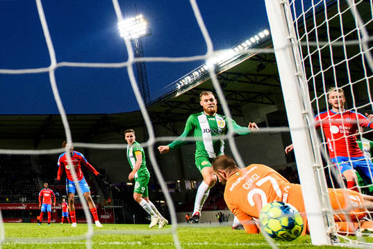 Hammarbys målvakt Gianluca Curci tappar in en boll från