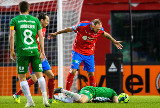 Helsingborgs Andreas Granqvist reagerar mot Hammarbys Vidar