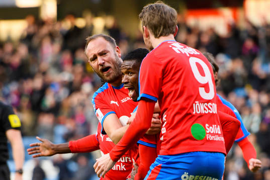 Helsingborgs Mohammed Abubakari jublar med Andreas Granqvist