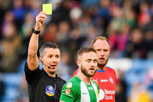 Domare Bojan Pandzic ger gult kort till Hammarbys Mats