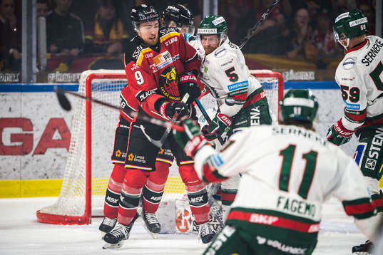 Luleås Johan Forsberg och Frölundas Chay Genoway