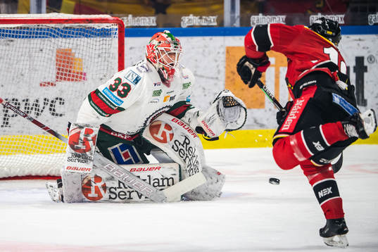 Luleås Einar Emanuelsson och Frölundas målvakt Johan