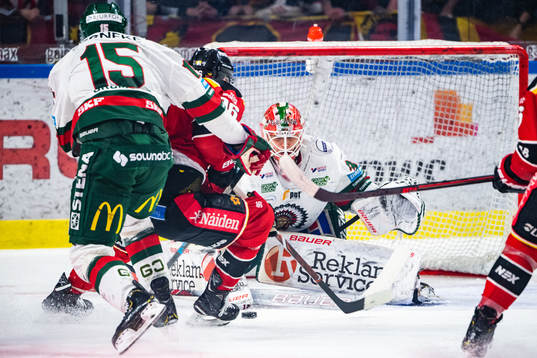 Luleås Robin Kovacs och Frölundas målvakt Johan Mattsson