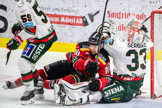 Luleås Einar Emanuelsson och Frölundas målvakt Johan