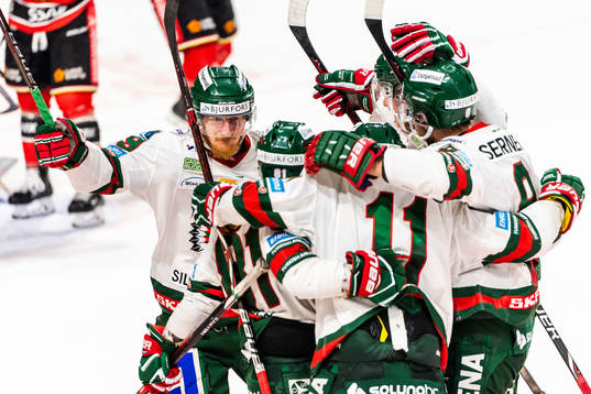 Frölundas Ryan Lasch jublar med lagkamrater