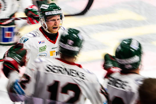 Frölundas Ryan Lasch jublar med lagkamrater