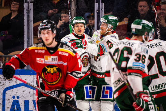 Frölundas Rhett Rakshani jublar med lagkamrater