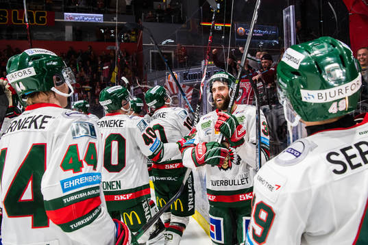 Frölundas Brandon Gormley jublar med lagkamrater