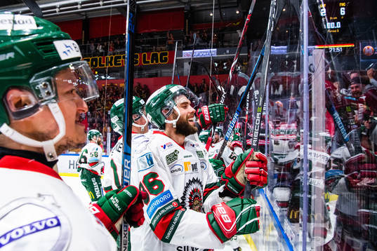 Frölundas Rhett Rakshani och Brandon Gormley tackar