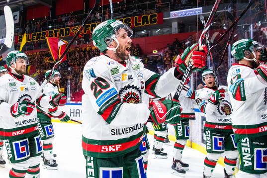Frölundas Joel Lundqvist med lagkamrater tackar supportrar