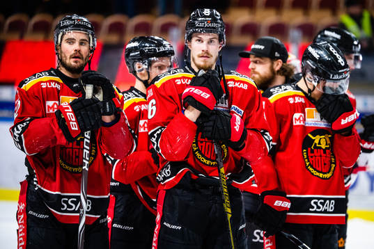 Luleås Karl Fabricius, Emil Larsson med lagkamrater deppar