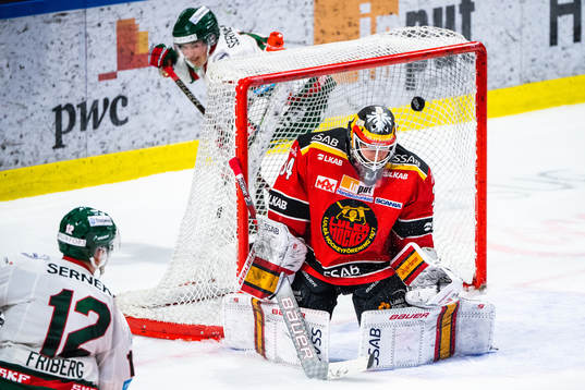 Frölundas Max Friberg sätter 4-0 bakom Luleås målvakt