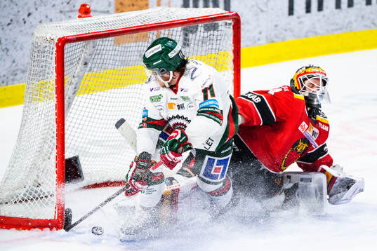 Frölundas Samuel Fagemo och Luleås målvakt Joel