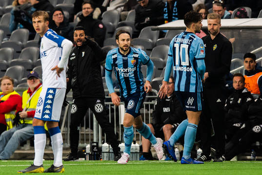 Djurgårdens Astrit Ajdarevic byter med Kevin Walker