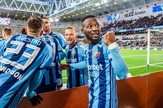 Djurgårdens Fredrik Ulvestad och Mohamed Buya Turay jublar