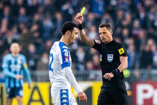 IFK Göteborgs Giorgi Kharaishvili tilldelas ett gult kort