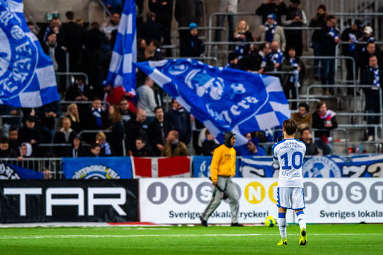 IFK Göteborgs Patrik Karlsson Lagemyr tackar supportrar
