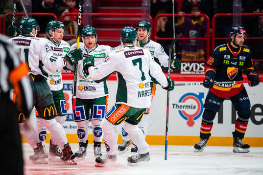 Färjestads Marcus Nilsson jublar samtidigt som