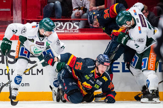 Djurgårdens Jakob Lilja och Daniel Brodin i en kamp mot