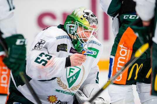 Färjestads målvakt Markus Svensson får energitillskott