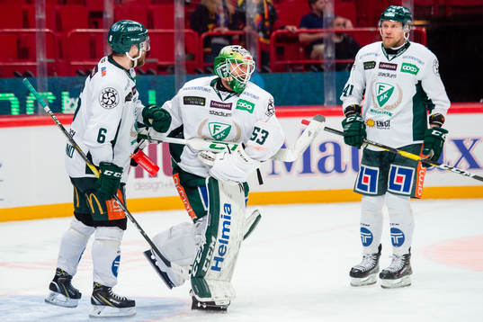 Färjestads målvakt Markus Svensson jublar