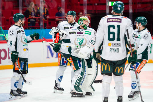 Färjestads spelare jublar med målvakt Markus Svensson